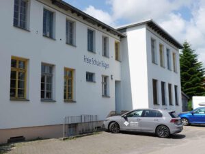 Gebäude der Feien Schule Rügen und Auto der LEKA MV