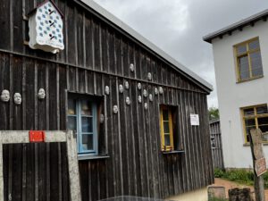 Nistkästen an der Fassade der Freien Schule Rügen
