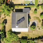 Balkokraftwerk auf dem Dach eines Gartenhauses aus der Vogelperspektive.