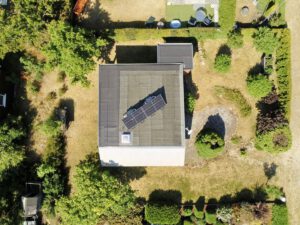 Balkokraftwerk auf dem Dach eines Gartenhauses aus der Vogelperspektive.