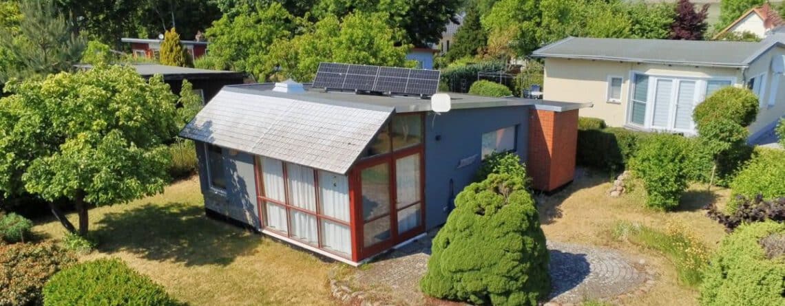 Balkonkraftwerk auf einem Gartenhaus in einer gemeinschaftsgartenanlage.