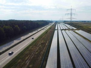 Der Solarpark entlang der A24 in Lüttow-Valluhn