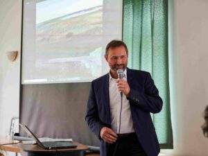Auf einer Informationsveranstaltung informiert Marko Schilling über finanzielle Beteiligung an Erneuerbaren