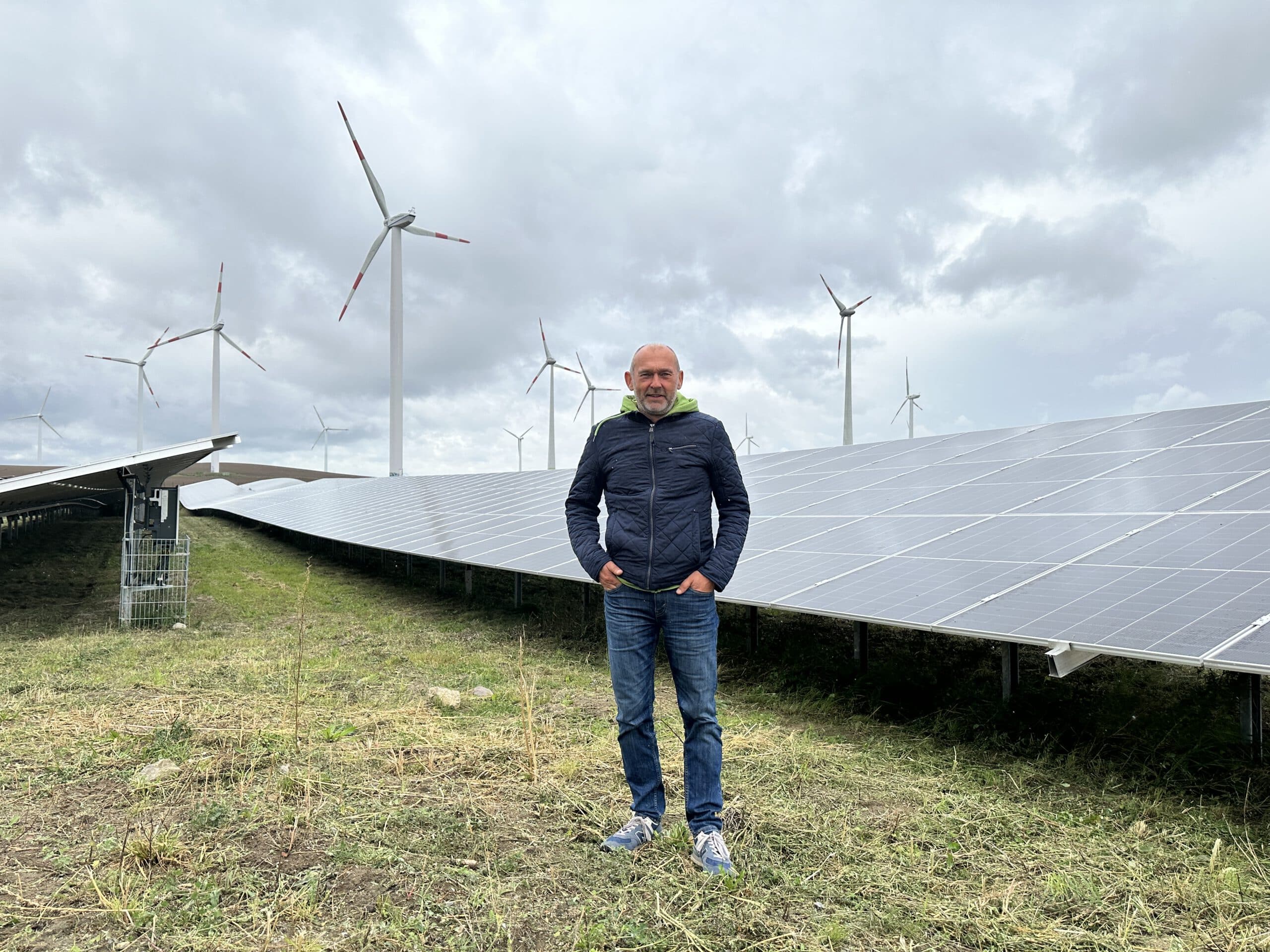 Bürgermeister Dietmar Hocke vor den Erneuerbaren im Ortsteil Kalsow