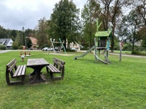Der Spielplatz in Kalsow mit Sitzbänken für Familien