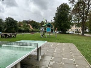 Ein Spielplatz mit Tischtennisplatte in Kalsow