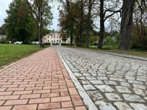 Nahaufnahme der Dorfstraße in Kalsow