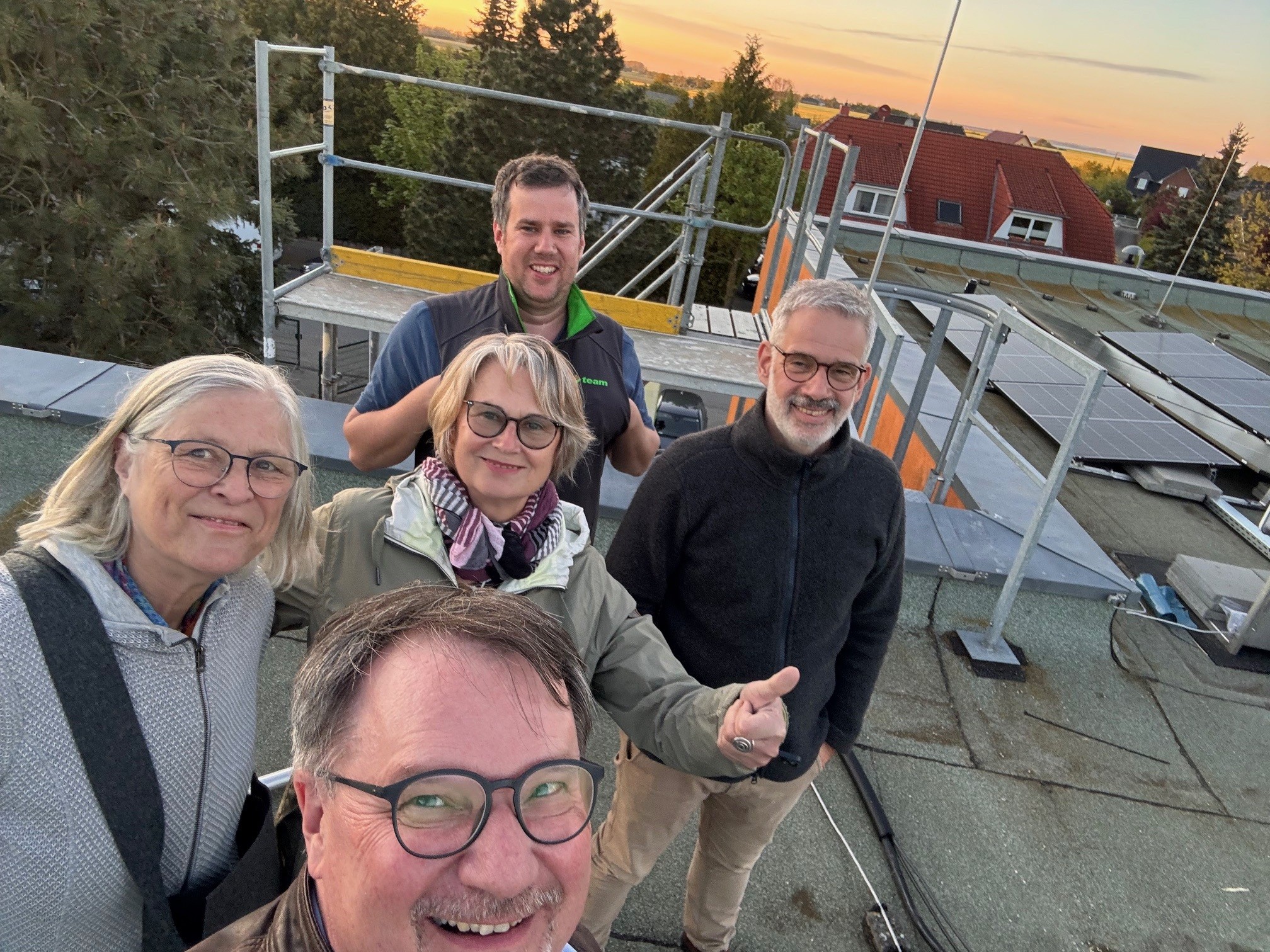 Zwei Männer geben sich freudig eine Ghetto-Faust vor einem Roll-up
