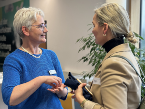 Gudrun Stark, Klimaschutz-Netzwerkmanagerin bei der LEKA MV im Gespräch mit einer Kommunalvertreterin