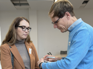 Die Klimaschutzmanagerin Janine Tebbe im Austausch mit Matthias Grassow von der Fördermittelberatung. Matthias Grassow notiert dabei etwas.
