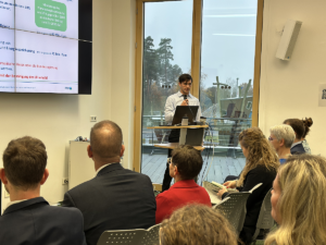 Henry Moss aus dem Umweltmisterium stellt die Landesfördermittel für den Klimaschutz vor.