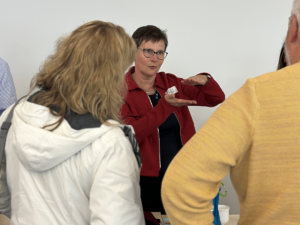 Dr. Beatrix Romber g im Gespräch mit Kommunalvertretern.