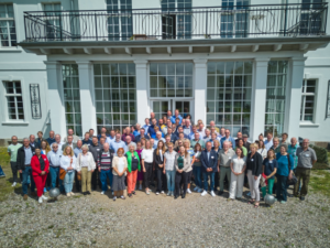 Alle Teilnehmer*innen vor Schloss Vietgest