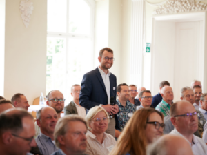 Jonathan Metz, Leitung Kommunalberatung, nimmt die Fragen der Teilnehmenden entgegen