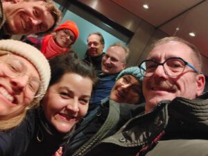 Team der LEKA MV im Aufzug