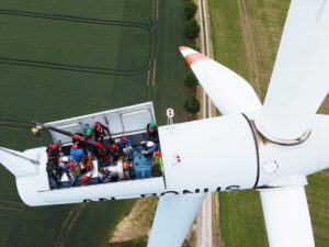 Menschen bei einer Windradbesteigung von oben