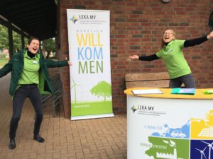 Zwei Mitarbeitende der LEKA MV vor einer Veranstaltung