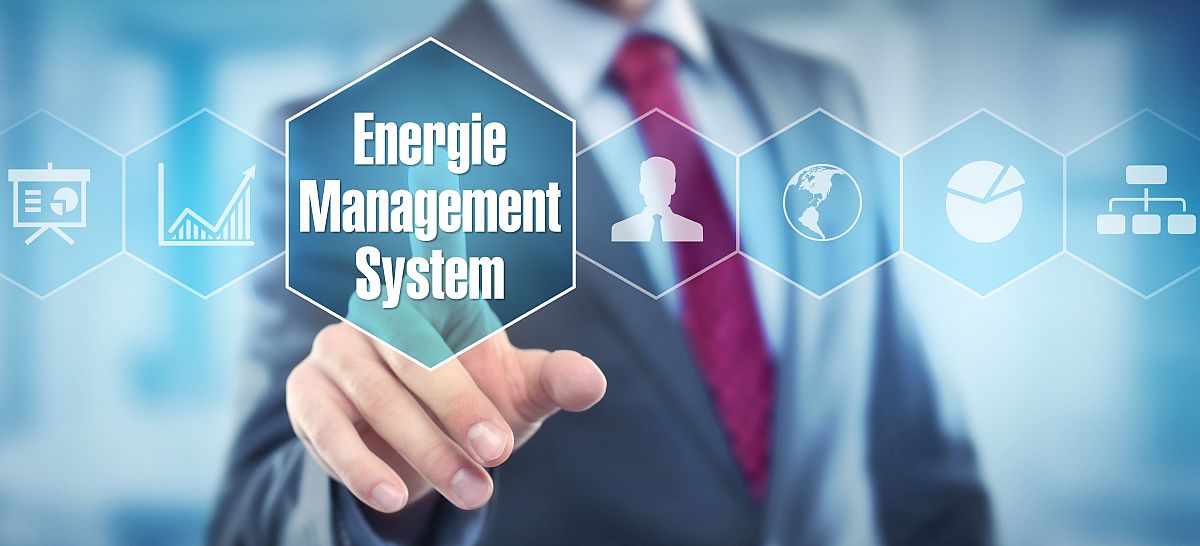 kommunales Energiemanagement kommunales Energiemanagement: Visualisierung von Energiemanagement mit digitalen Diagrammen, Stromsymbolen und vernetzter Technologie für effiziente Energieverwaltung, Farbtöne Blau-grau