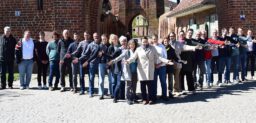 Mitglieder des Klimaschutznetzwerkes in Mecklenburg-Vorpommern vor einem Neubrandenburger Stadttor