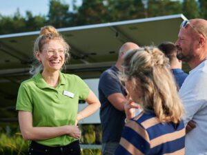 Besichtigung eines Solarparks mit mehreren Menschen