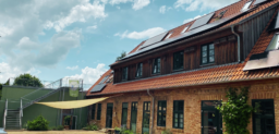 Ein Haus mit PV-Anlage auf dem Dach.