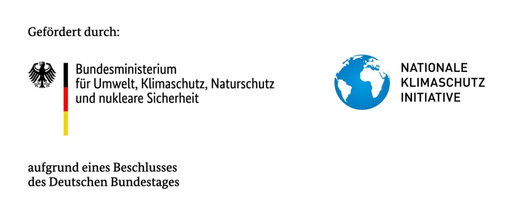 Banderole-Projekt-BEEKOMM Das Logo der Nationalen Klimaschutzinitiative un des Bundesministeriums für Umwelt, Klimaschutz, Naturschutz und nukleare Sicherheit ergänzt durch den Zusatz gefördert durch BMUKN aufgrund eines Beschlusses des Deutschen Bundestages.