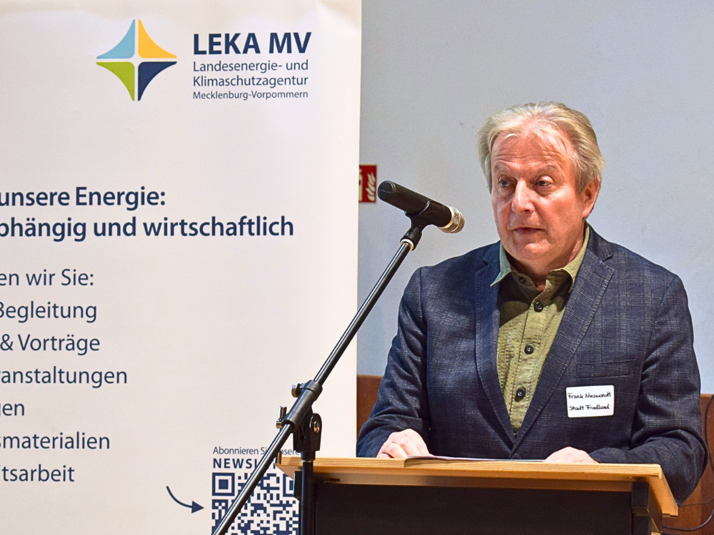 Referent hält einen Vortrag beim Kommunalnetzwerk der Landesenergie- und Klimaschutzagentur Mecklenburg-Vorpommern vor einem Fachpublikum.
