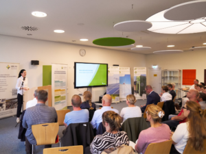 Teilnehmende verfolgen einen Vortrag während einer Netzwerkveranstaltung der Landesenergie- und Klimaschutzagentur Mecklenburg-Vorpommern.