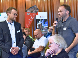 Teilnehmender stellt eine Frage während einer Diskussionsrunde auf einer Veranstaltung des Kommunalnetzwerks der LEKA MV.