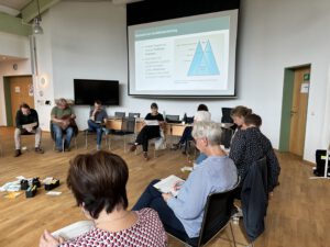 In einer Workshopsituation zum Thema Konflikte in Kommunen arbeiten alle konzentriert.